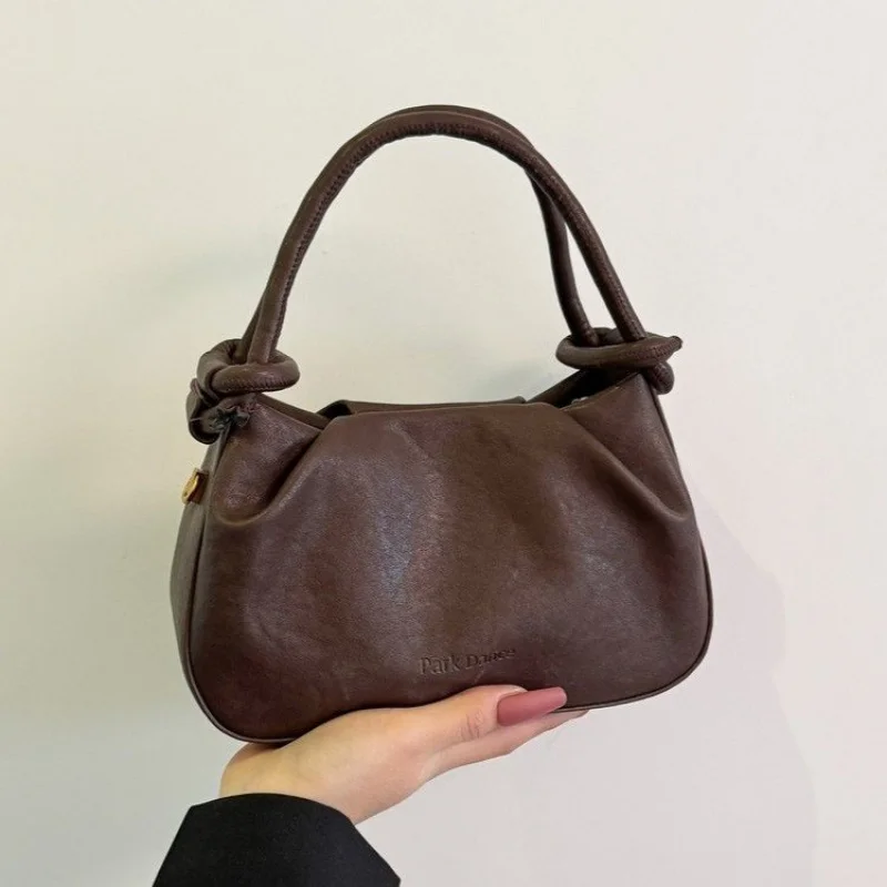 Высококачественная женская большая сумка из блестящей кожи с повседневным простым винтажным аккуратным стилем в Париже
Высококачественная женская большая сумка из блестящей кожи с повседневным простым винтажным аккуратным стилем в Париже 