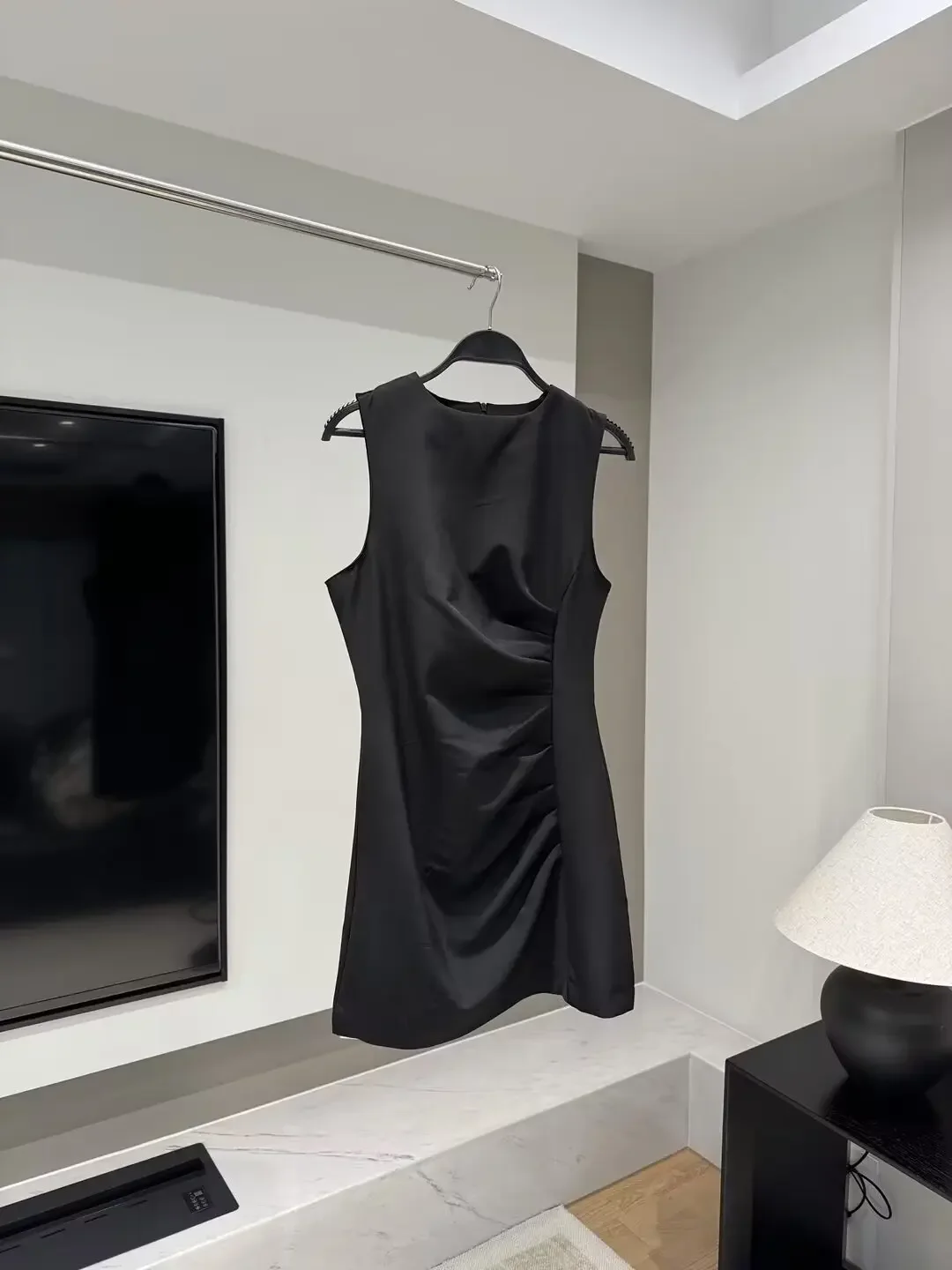 Women's 2024 New Chic Fashion Temperament Joker Slim Version Pleated Decoration Short Dress Retro Sleeveless Dress Mujer
Women's 2024 New Chic Fashion Temperament Joker Slim Version Pleated Decoration Short Dress Retro Sleeveless Dress Mujer