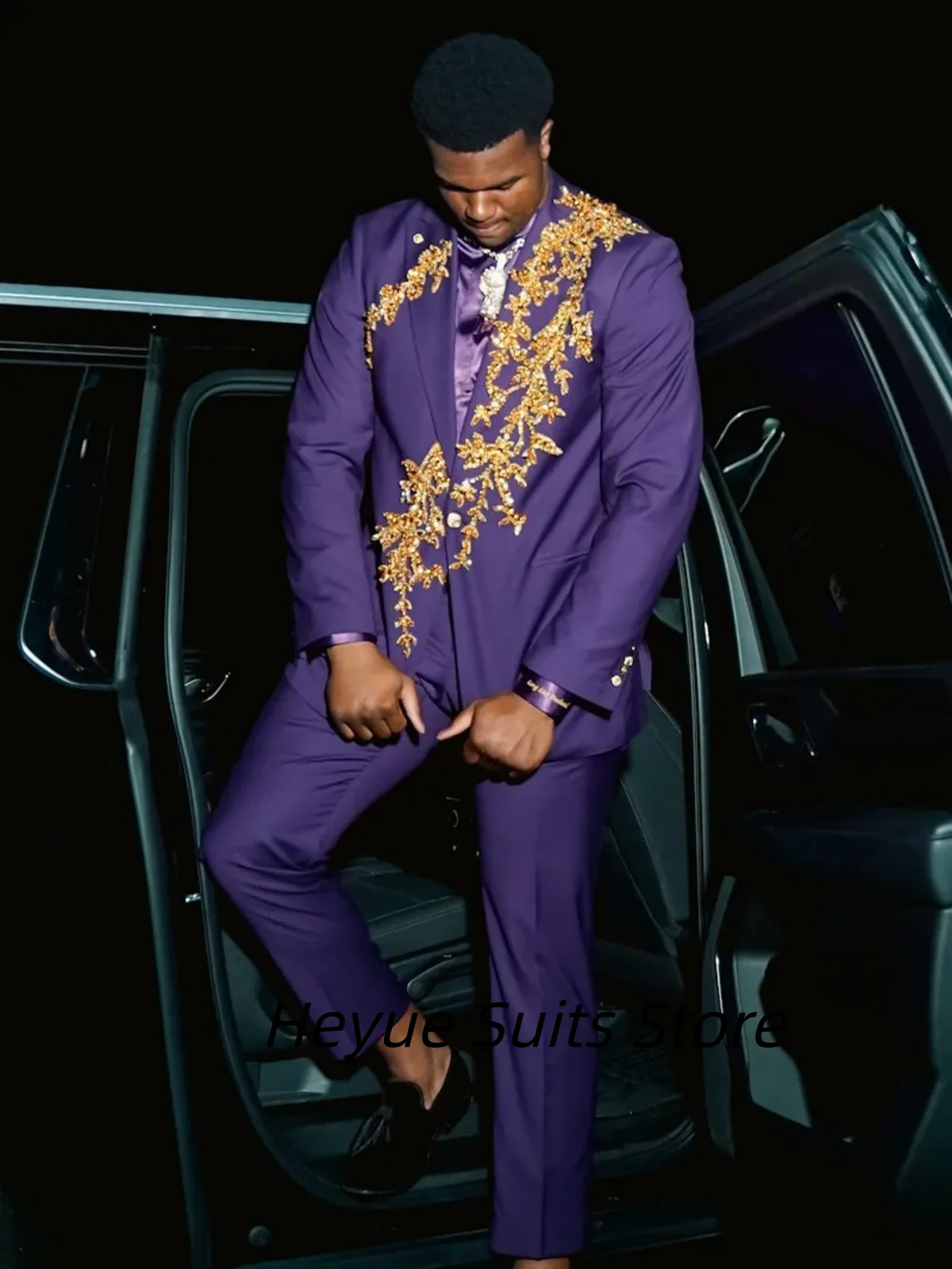 Customized Purple Formal Wedding Groom Tuxedos Gorgeous Gold Bead Embroidery Men Suits 2 Pieces Sets Prom trajes para hombre
Customized Purple Formal Wedding Groom Tuxedos Gorgeous Gold Bead Embroidery Men Suits 2 Pieces Sets Prom trajes para hombre
