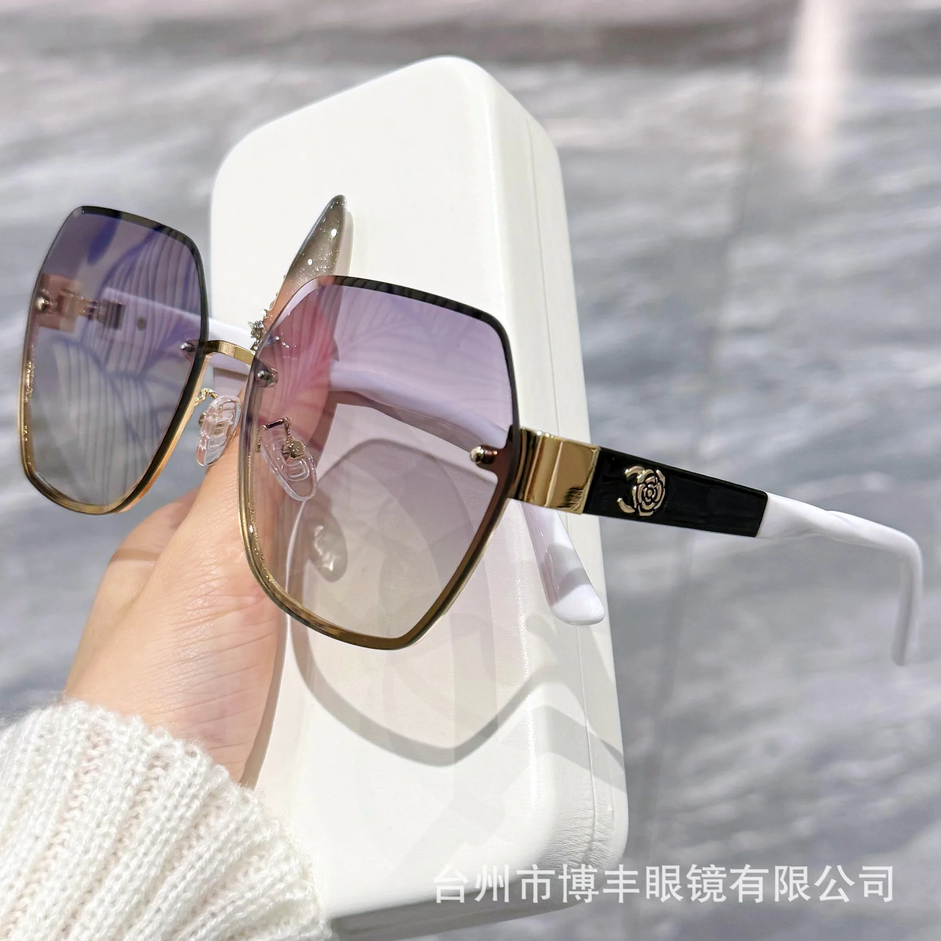 2026 New Camellia Rimless Cut Edge Sunglasses Luxury Metal Oversized Frame UV Protection Fashion Shades For Women
2026 New Camellia Rimless Cut Edge Sunglasses Luxury Metal Oversized Frame UV Protection Fashion Shades For Women