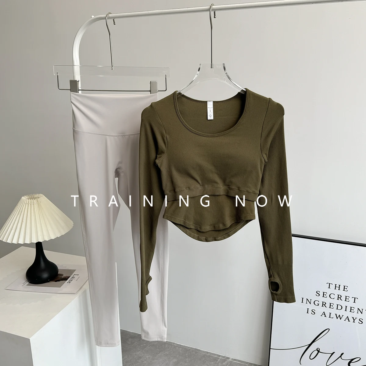 Комплект костюма для йоги с нагрудником для женщин, новинка 2025 года, спортивный костюм для бега, профессиональный костюм для пилатеса, фитнеса, осень
Комплект костюма для йоги с нагрудником для женщин, новинка 2025 года, спортивный костюм для бега, профессиональный костюм для пилатеса, фитнеса, осень