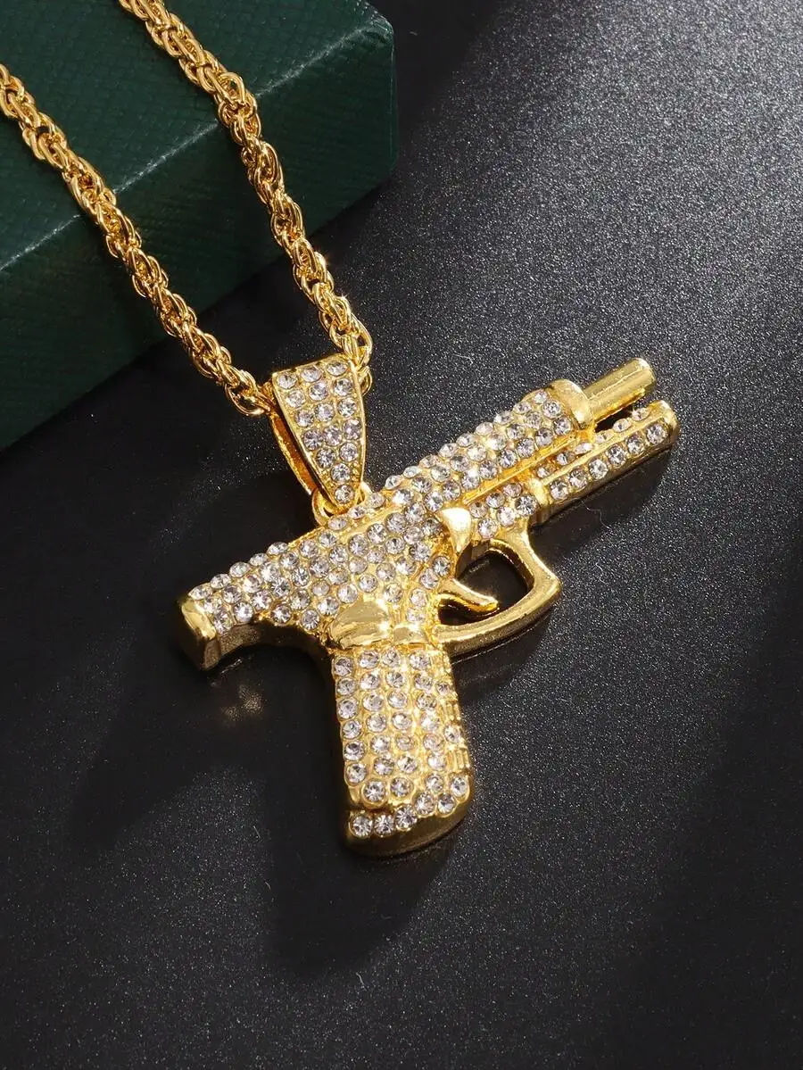 Ожерелье с подвеской в виде пистолета золотистого цвета, украшенной стразами, на веревочной цепочке
Ожерелье с подвеской в виде пистолета золотистого цвета, украшенной стразами, на веревочной цепочке