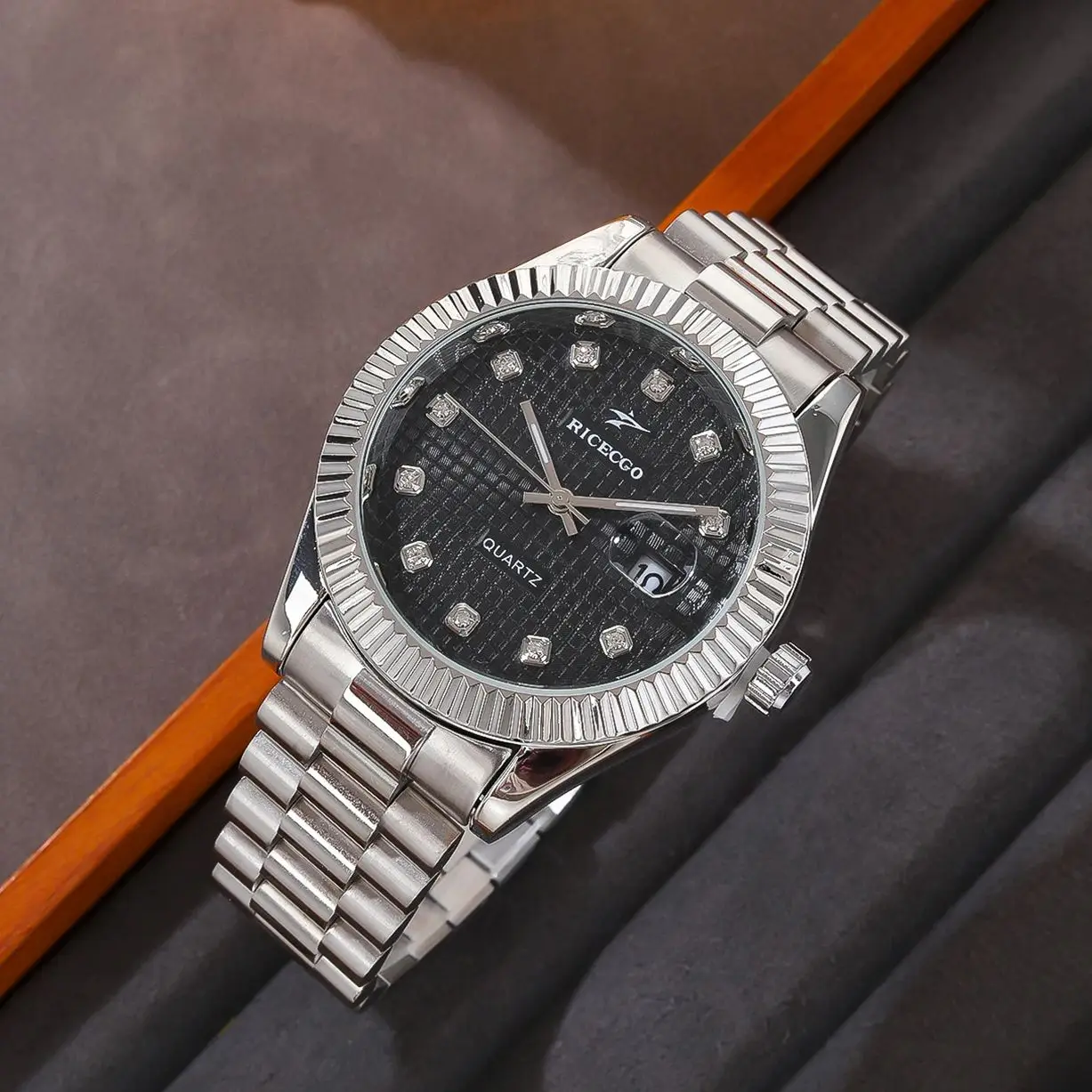 Мужские кварцевые часы, ремешок из нержавеющей стали, текстурированный циферблат, шкала с инкрустацией бриллиантами, календарь, идеальный подарок для него
Мужские кварцевые часы, ремешок из нержавеющей стали, текстурированный циферблат, шкала с инкрустацией бриллиантами, календарь, идеальный подарок для него