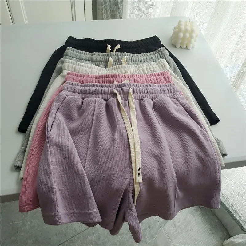 Корейские спортивные шорты с высокой талией, свободного кроя, из хлопка, женские, с широкими штанинами, повседневные, летние, новинка
Корейские спортивные шорты с высокой талией, свободного кроя, из хлопка, женские, с широкими штанинами, повседневные, летние, новинка