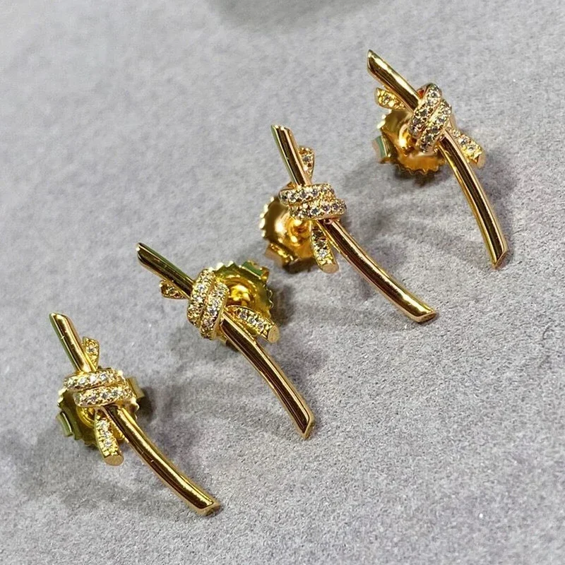 New rose gold bow earrings, featuring a lady's sweet and elegant style. Brand's exquisite jewelry. Ideal birthday gift.
New rose gold bow earrings, featuring a lady's sweet and elegant style. Brand's exquisite jewelry. Ideal birthday gift.