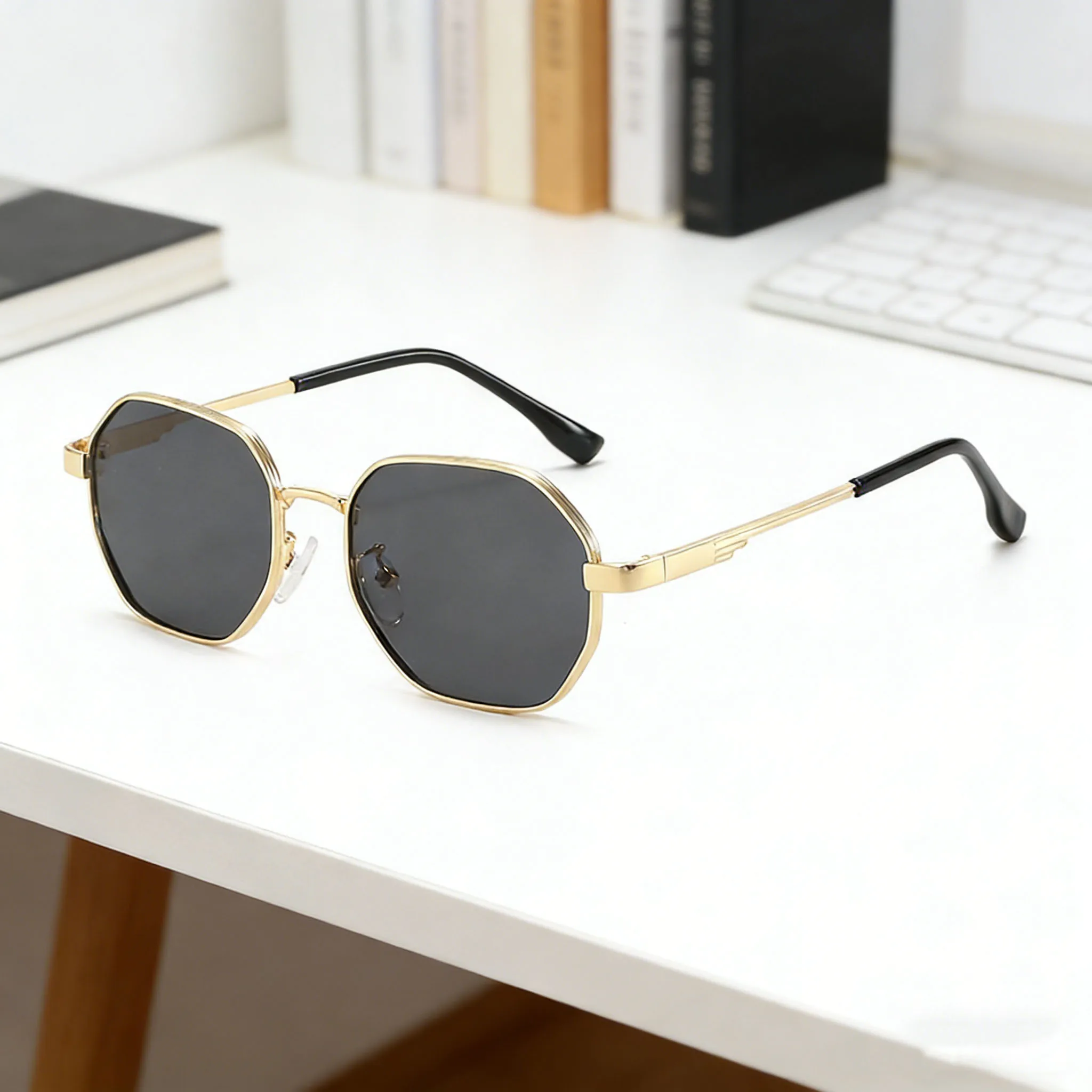 2026 New Fashionable Luxury Polygonal Metal Frame Women's Sunglasses Ultra Light Neutral Premium UV400 Sunscreen Glasses
2026 New Fashionable Luxury Polygonal Metal Frame Women's Sunglasses Ultra Light Neutral Premium UV400 Sunscreen Glasses