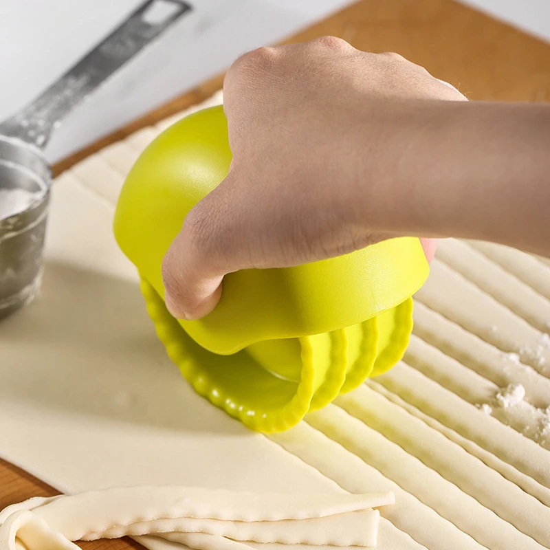 Kitchen dough cutter, round twist pizza roll wheel, received slicer, biscuit print
Kitchen dough cutter, round twist pizza roll wheel, received slicer, biscuit print