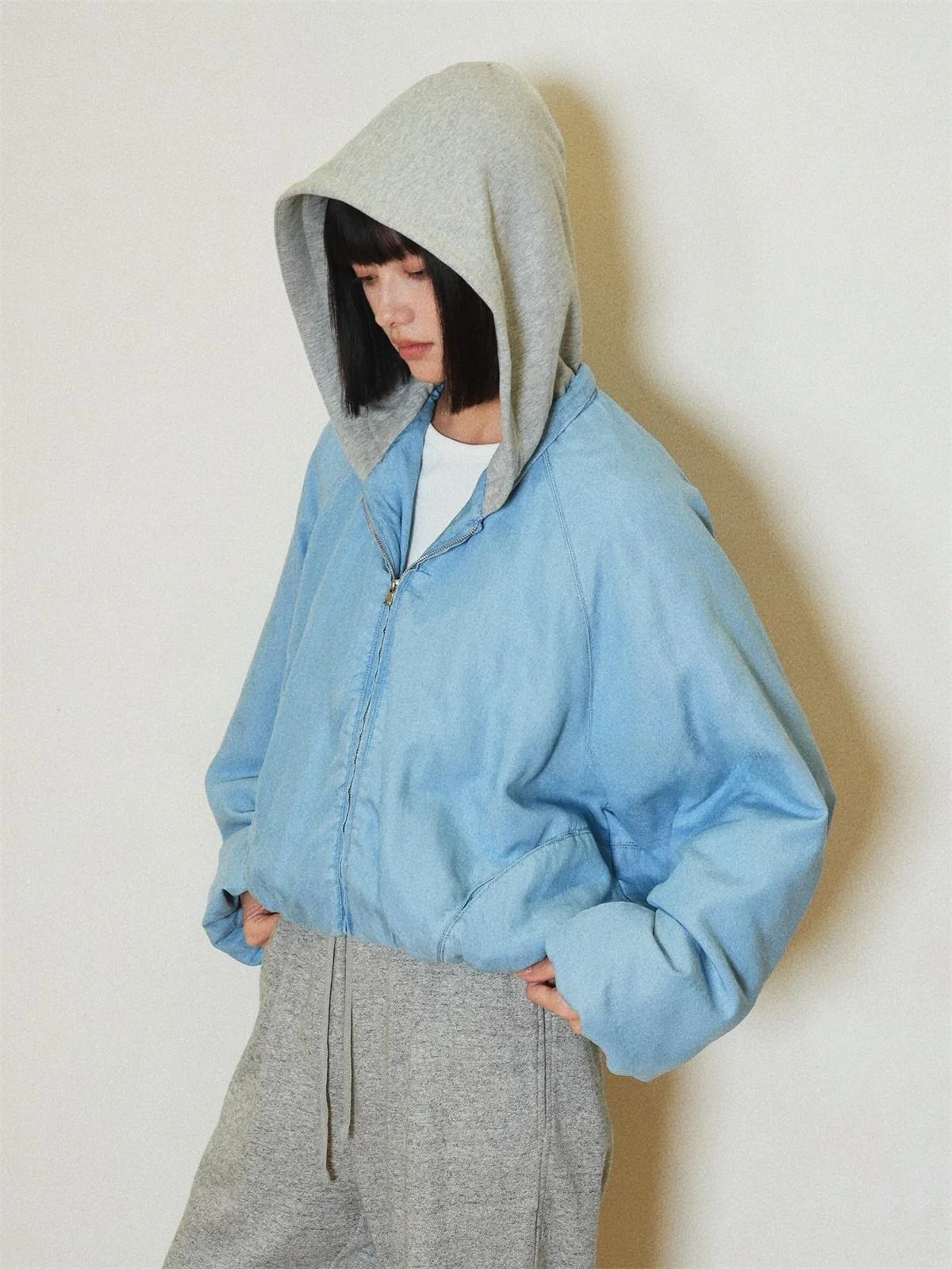 Светло-голубая женская зимняя куртка с капюшоном на молнии, повседневный стиль, легкий дизайн
Светло-голубая женская зимняя куртка с капюшоном на молнии, повседневный стиль, легкий дизайн