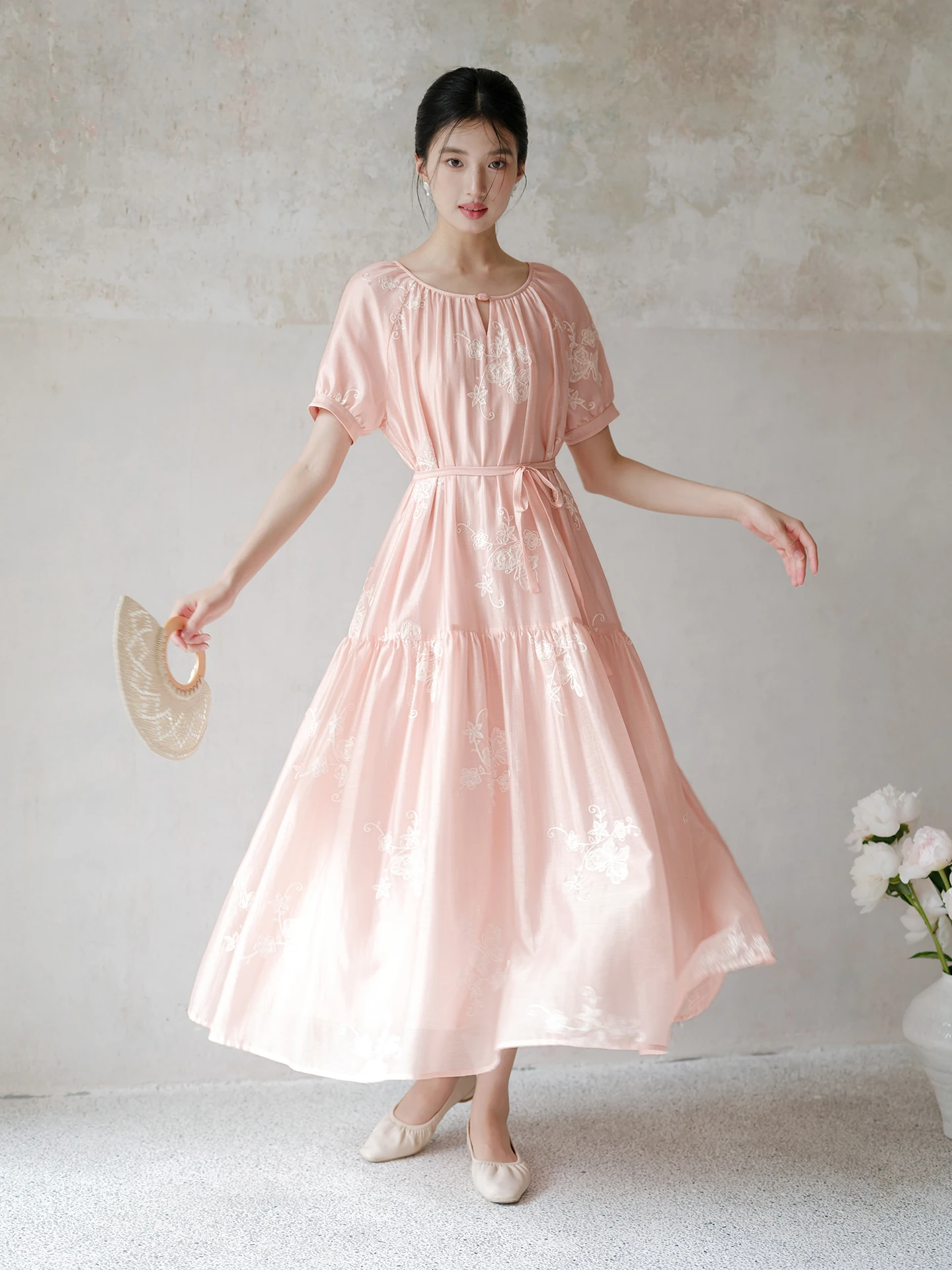 Elegant Pink Embroidered Long Qipao Dress Women's Summer New Style Bubble Sleeve Waist Cinched Chinese Traditional Dress
Elegant Pink Embroidered Long Qipao Dress Women's Summer New Style Bubble Sleeve Waist Cinched Chinese Traditional Dress