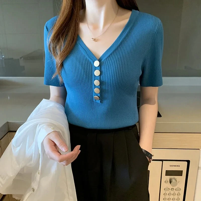 Новая летняя корейская тонкая футболка из ледяного шелка с V-образным вырезом и коротким рукавом, женская однотонная модная вязаная тонкая кофта на пуговицах, базовая женская рубашка
Новая летняя корейская тонкая футболка из ледяного шелка с V-образным вырезом и коротким рукавом, женская однотонная модная вязаная тонкая кофта на пуговицах, базовая женская рубашка