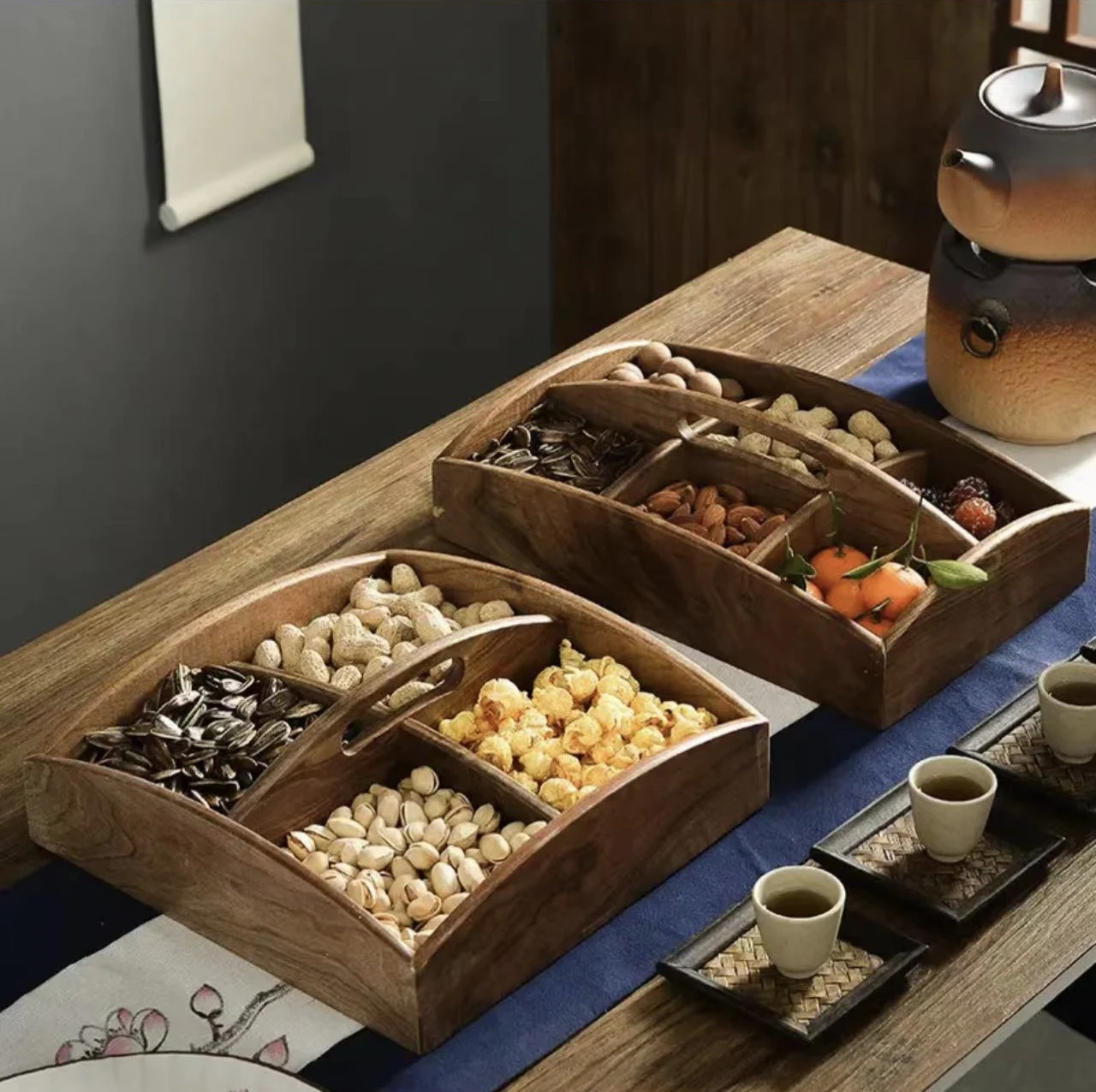 Japanese Style Walnut Wood Fruit Tray Nut Box with Handle for Living Room Dry Fruit Serving Tray Candy Snack Box Handmade
Japanese Style Walnut Wood Fruit Tray Nut Box with Handle for Living Room Dry Fruit Serving Tray Candy Snack Box Handmade
