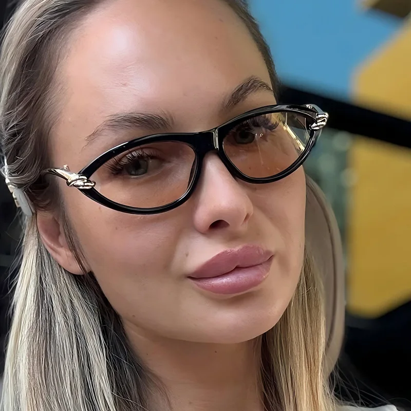 New Vintage Small Cat Eye Sunglasses for Women Trendy Metal Sun Glasses UV400 Fashion Shades Eyewear Summer Anti UV Sunglasses
New Vintage Small Cat Eye Sunglasses for Women Trendy Metal Sun Glasses UV400 Fashion Shades Eyewear Summer Anti UV Sunglasses