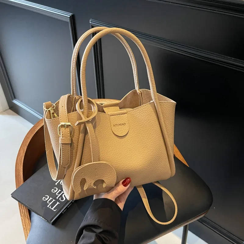 2025 Release Women's Fashionable Bag. Spring-Summer Edition Included. High-class Look, Great for Commuting and Stylish Outings.
2025 Release Women's Fashionable Bag. Spring-Summer Edition Included. High-class Look, Great for Commuting and Stylish Outings.