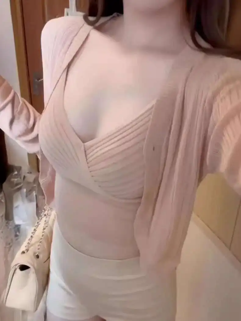 Korean 2025 Summer Style Pure Desire Spicy Girl Slim V-neck Sexy Suspender Vest+long Sleeve Short Cardigan Two-piece Set 4UZ2
Korean 2025 Summer Style Pure Desire Spicy Girl Slim V-neck Sexy Suspender Vest+long Sleeve Short Cardigan Two-piece Set 4UZ2