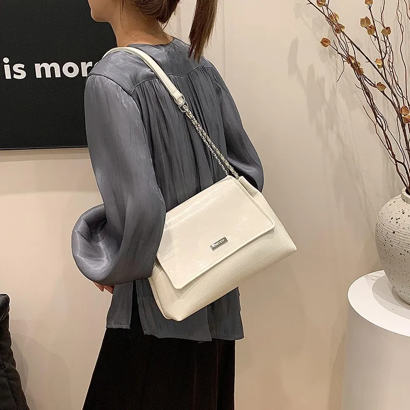 2024 New Ladies Fashion Commuter Retro Large Capacity Shoulder Bag Fashion Chain Handbag Girls Simple Crossbody PU Material
2024 New Ladies Fashion Commuter Retro Large Capacity Shoulder Bag Fashion Chain Handbag Girls Simple Crossbody PU Material