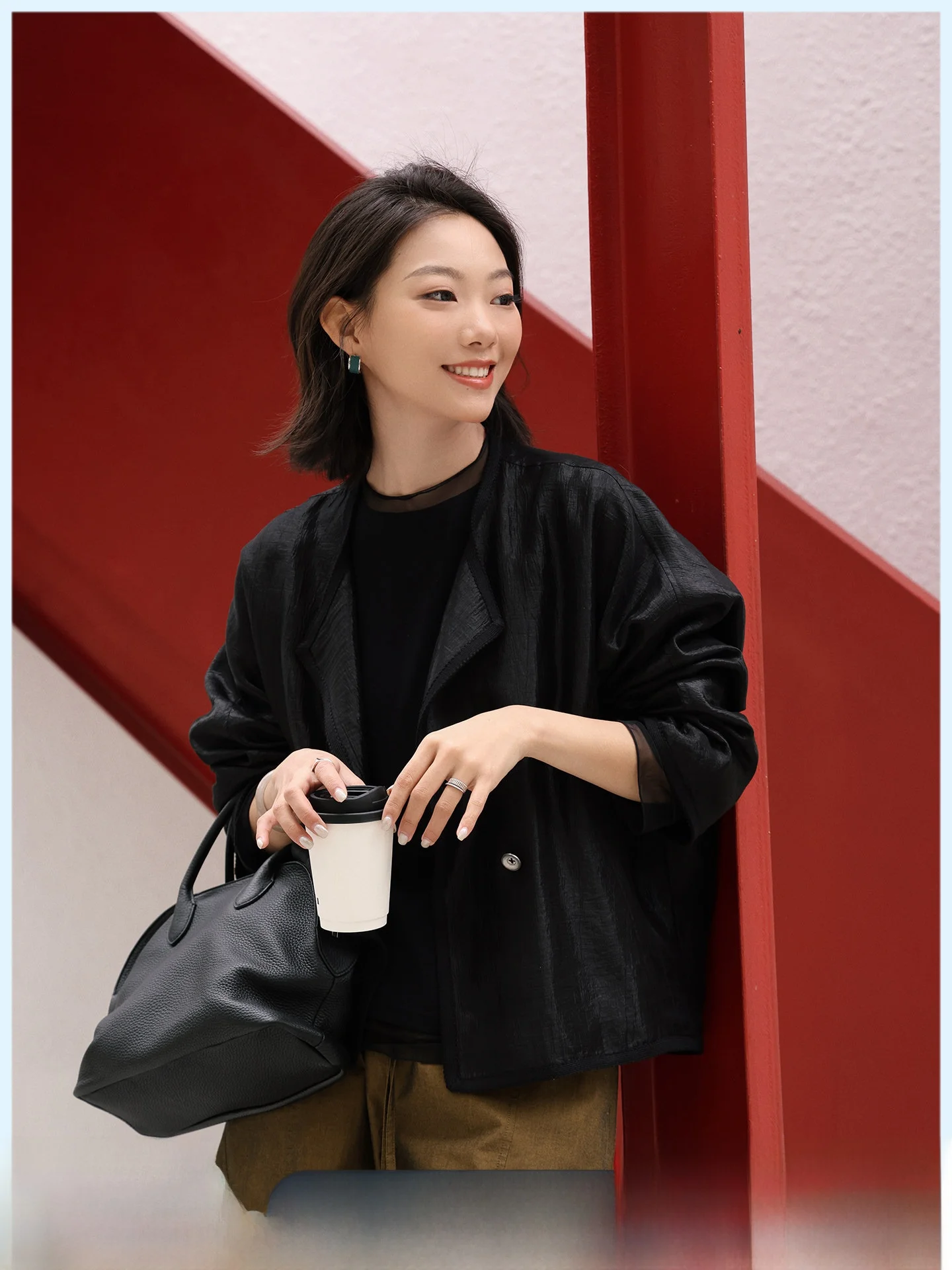 New Chinese Style Black One Button Silk Jacket Women's Loose Fit round Neck Short Coat Warm Casual Spring Fashion 2026
New Chinese Style Black One Button Silk Jacket Women's Loose Fit round Neck Short Coat Warm Casual Spring Fashion 2026