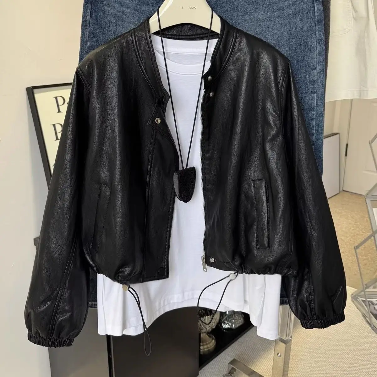 2026 New Casual Jacket Stand Collar Korean PU Leather Coat Women Spring Autumn Drawstring Outcoat Loose Overcoat Ladies Top Tide
2026 New Casual Jacket Stand Collar Korean PU Leather Coat Women Spring Autumn Drawstring Outcoat Loose Overcoat Ladies Top Tide