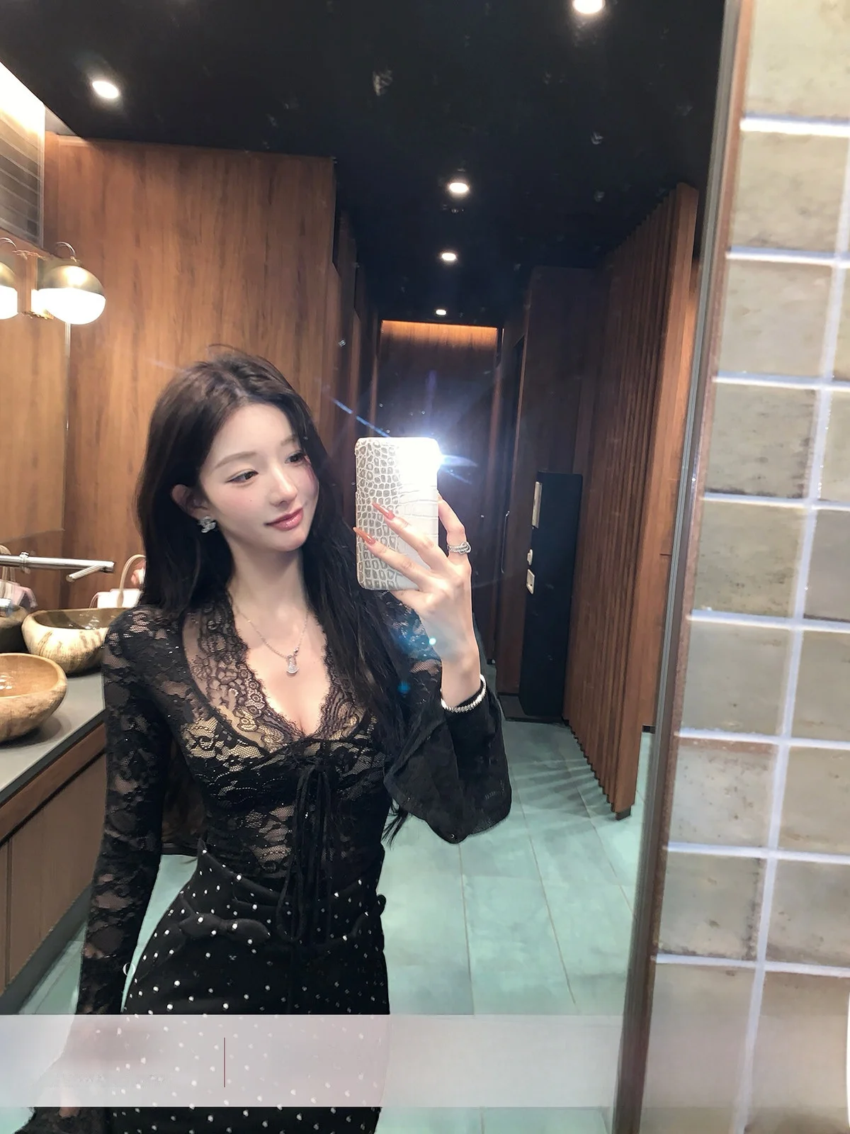 Женская ночная сорочка Bla V-ne Long Sve Lace из кружева Pure Desire, универсальная повседневная модель из смесового полиэстера и спандекса
Женская ночная сорочка Bla V-ne Long Sve Lace из кружева Pure Desire, универсальная повседневная модель из смесового полиэстера и спандекса