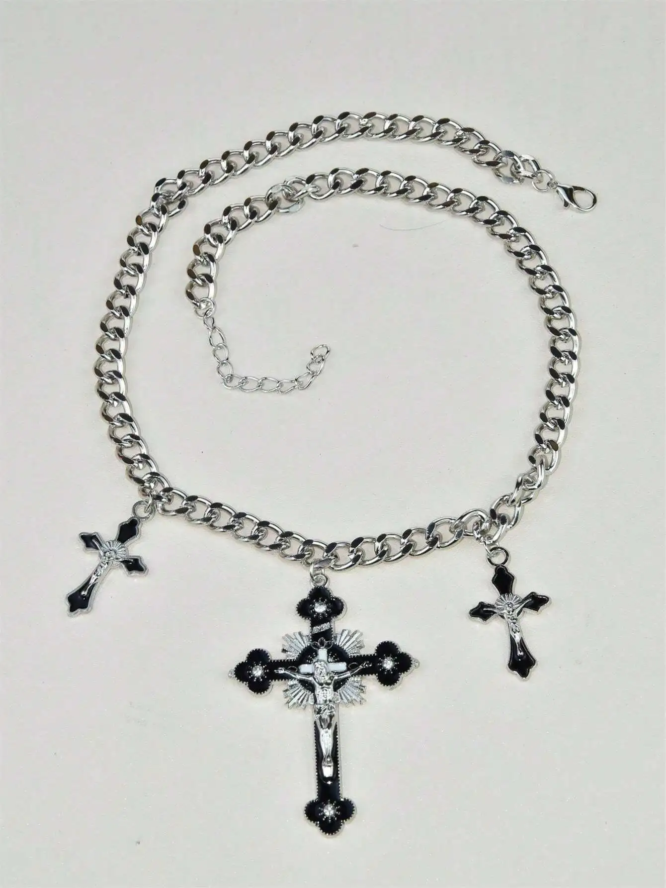 Розовое эмалевое ожерелье с подвеской в виде цветочного креста и стразами на серебряной цепочке
Розовое эмалевое ожерелье с подвеской в виде цветочного креста и стразами на серебряной цепочке