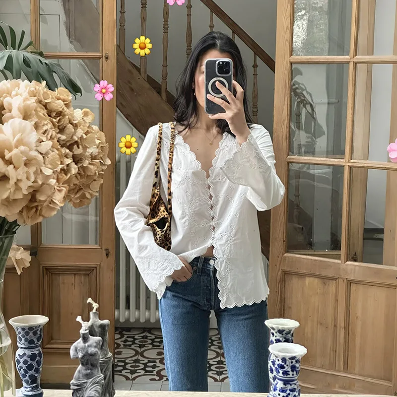 Withered 2026 Spring/summer Exquisite Vine Small Flower Hollow Embroidery Shell Edge V-neck Trumpet Sleeve Shirt
Withered 2026 Spring/summer Exquisite Vine Small Flower Hollow Embroidery Shell Edge V-neck Trumpet Sleeve Shirt