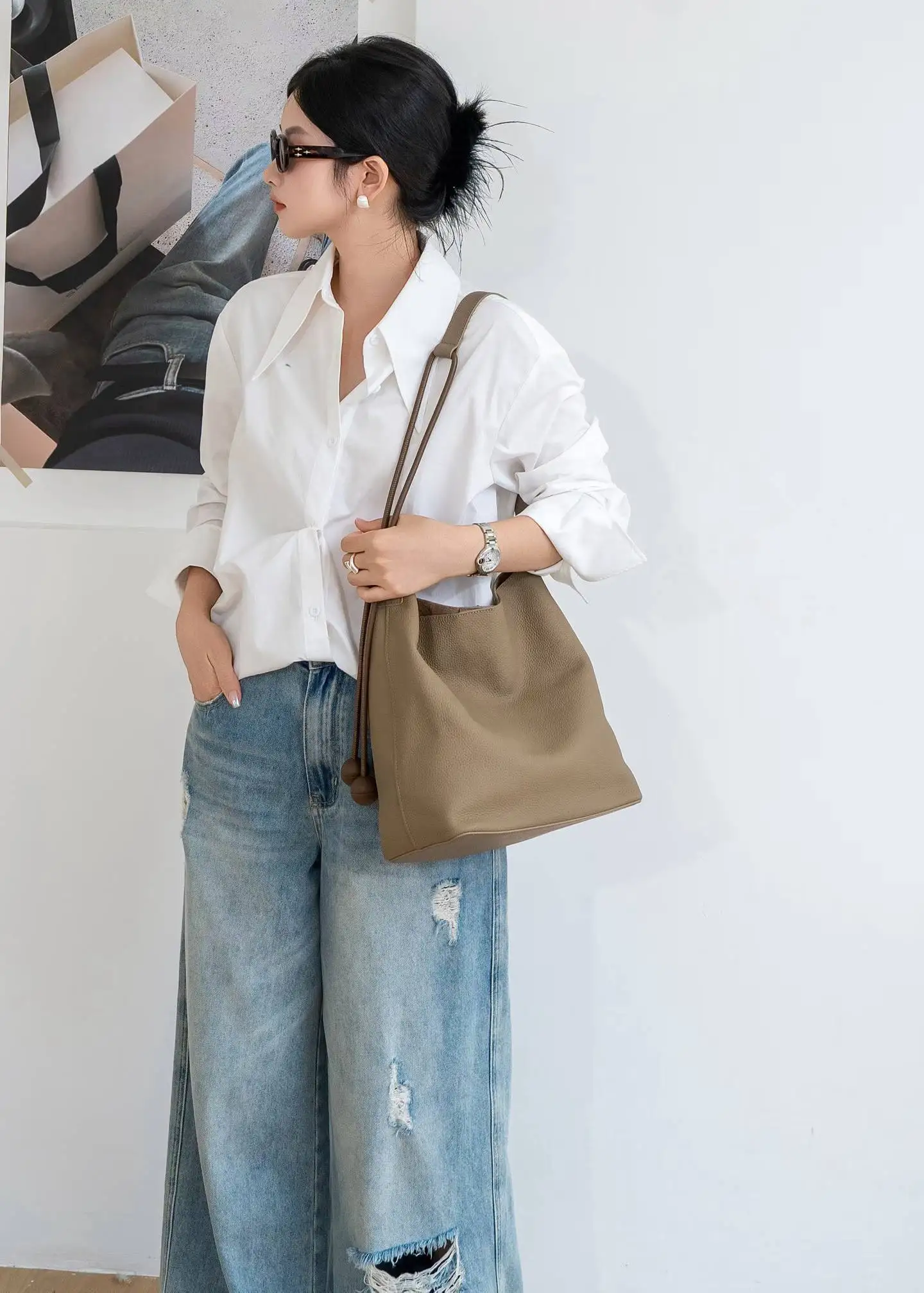 Top-grain cowhide bucket bag, relaxed style tote bag, new large capacity shoulder bag, soft leather crossbody bag for women.
Top-grain cowhide bucket bag, relaxed style tote bag, new large capacity shoulder bag, soft leather crossbody bag for women.