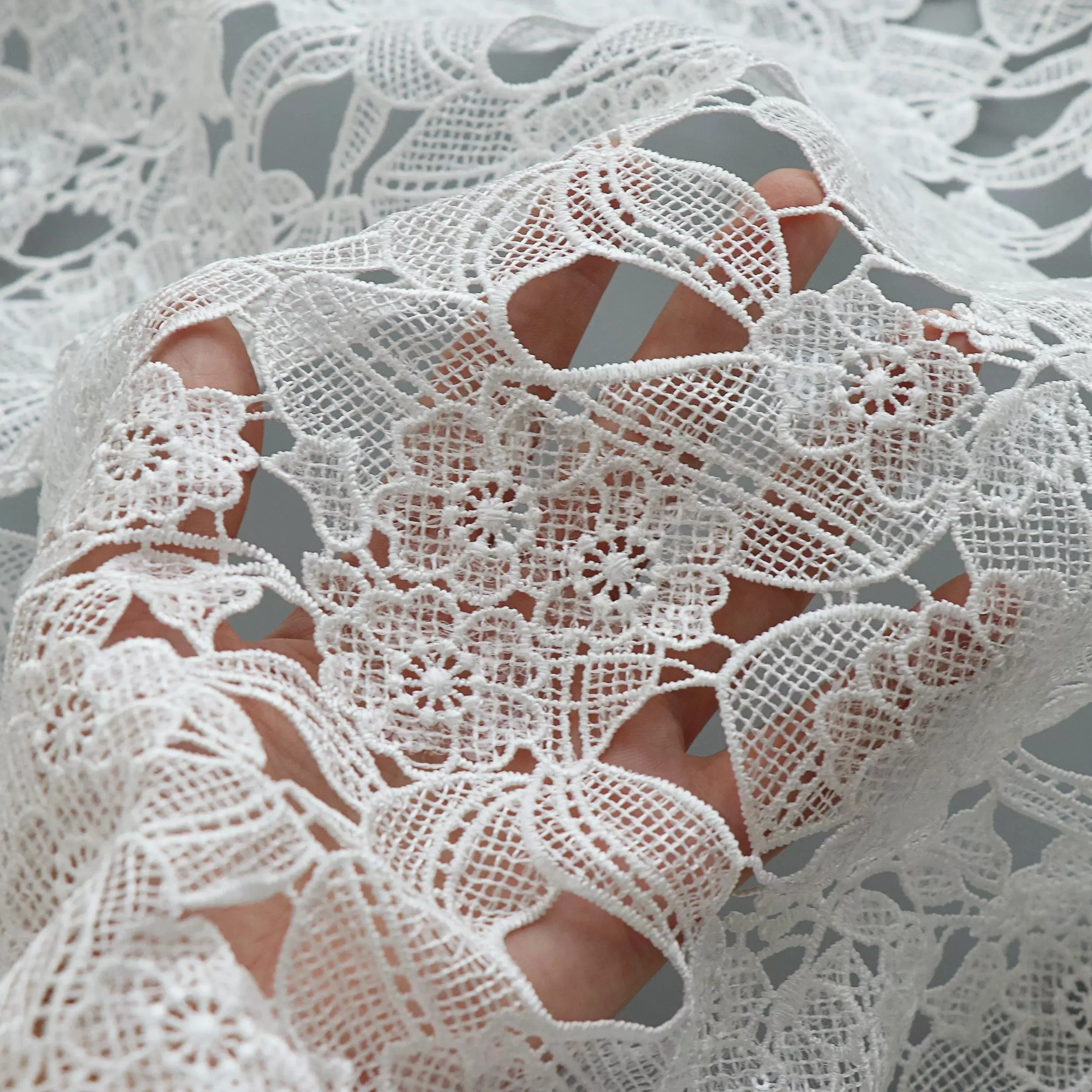 High quality water-soluble hollow lace telas Pure white bead embroidery lace fabric Customized wedding dresses cheongsam sewing
High quality water-soluble hollow lace telas Pure white bead embroidery lace fabric Customized wedding dresses cheongsam sewing