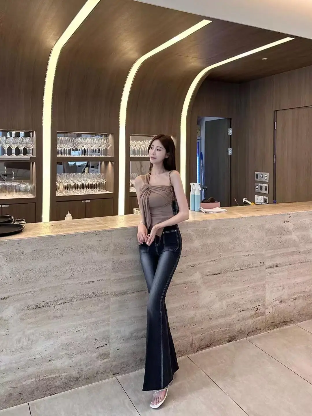 High Waist Bell Bottom Jeans Women's Slim Fit Long Pants with Hip Padding Black Grey Cotton Stretch Denim Spring Autumn
High Waist Bell Bottom Jeans Women's Slim Fit Long Pants with Hip Padding Black Grey Cotton Stretch Denim Spring Autumn