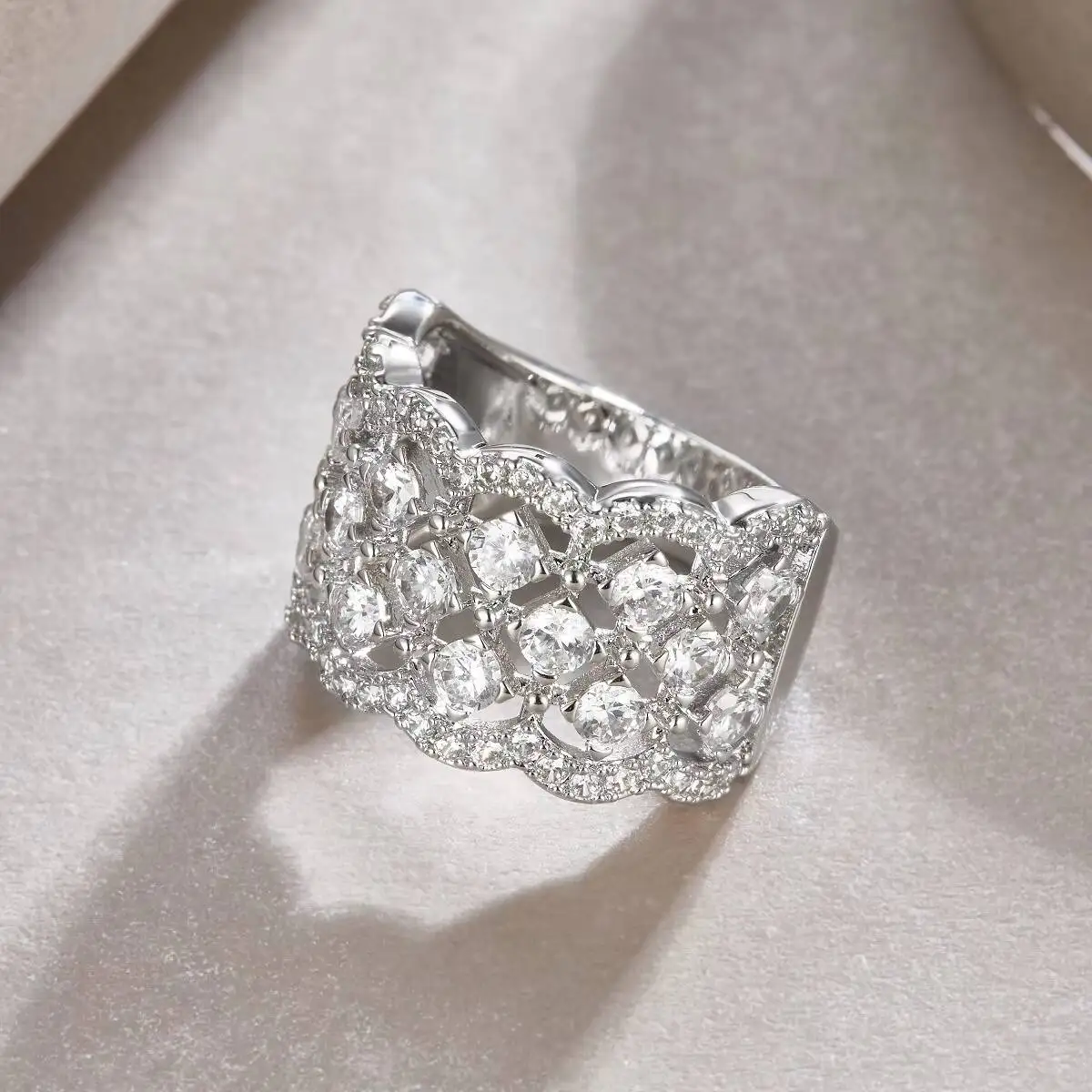 High-quality 925 sterling silver hip-hop ring, round moissanite ring
High-quality 925 sterling silver hip-hop ring, round moissanite ring