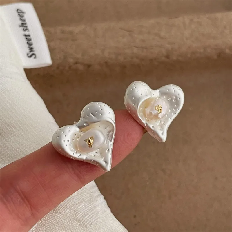 Minar Delicate Freshwater Pearl Gold Flake Irregular Matte Color Heart Stud Earrings for Women Silver Plated Copper Jewelry
Minar Delicate Freshwater Pearl Gold Flake Irregular Matte Color Heart Stud Earrings for Women Silver Plated Copper Jewelry