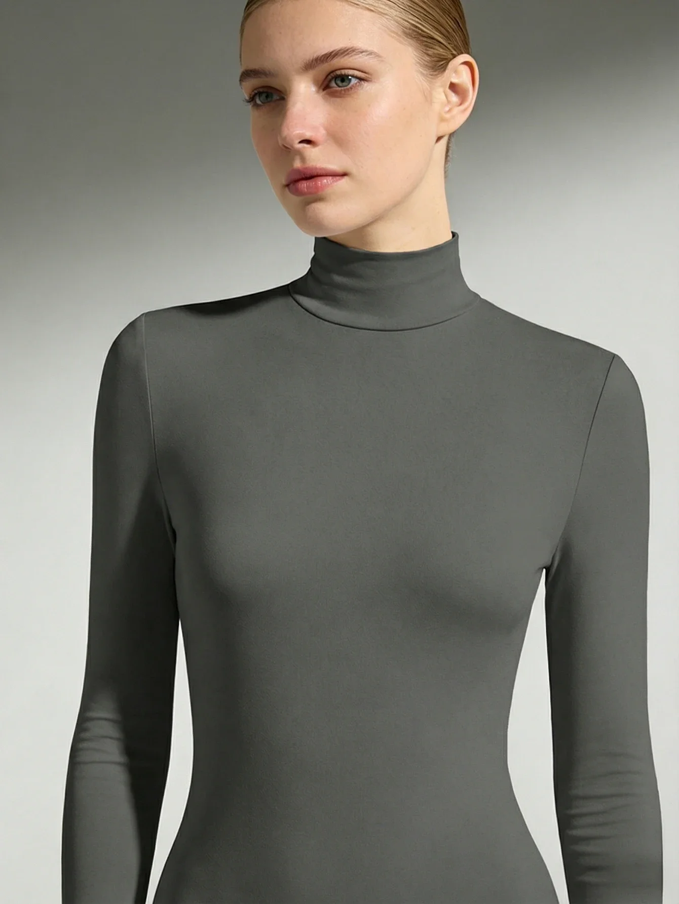 Basic high neck long sleeved base shirt for women, solid color top with waist cinching for slimming effect
Basic high neck long sleeved base shirt for women, solid color top with waist cinching for slimming effect