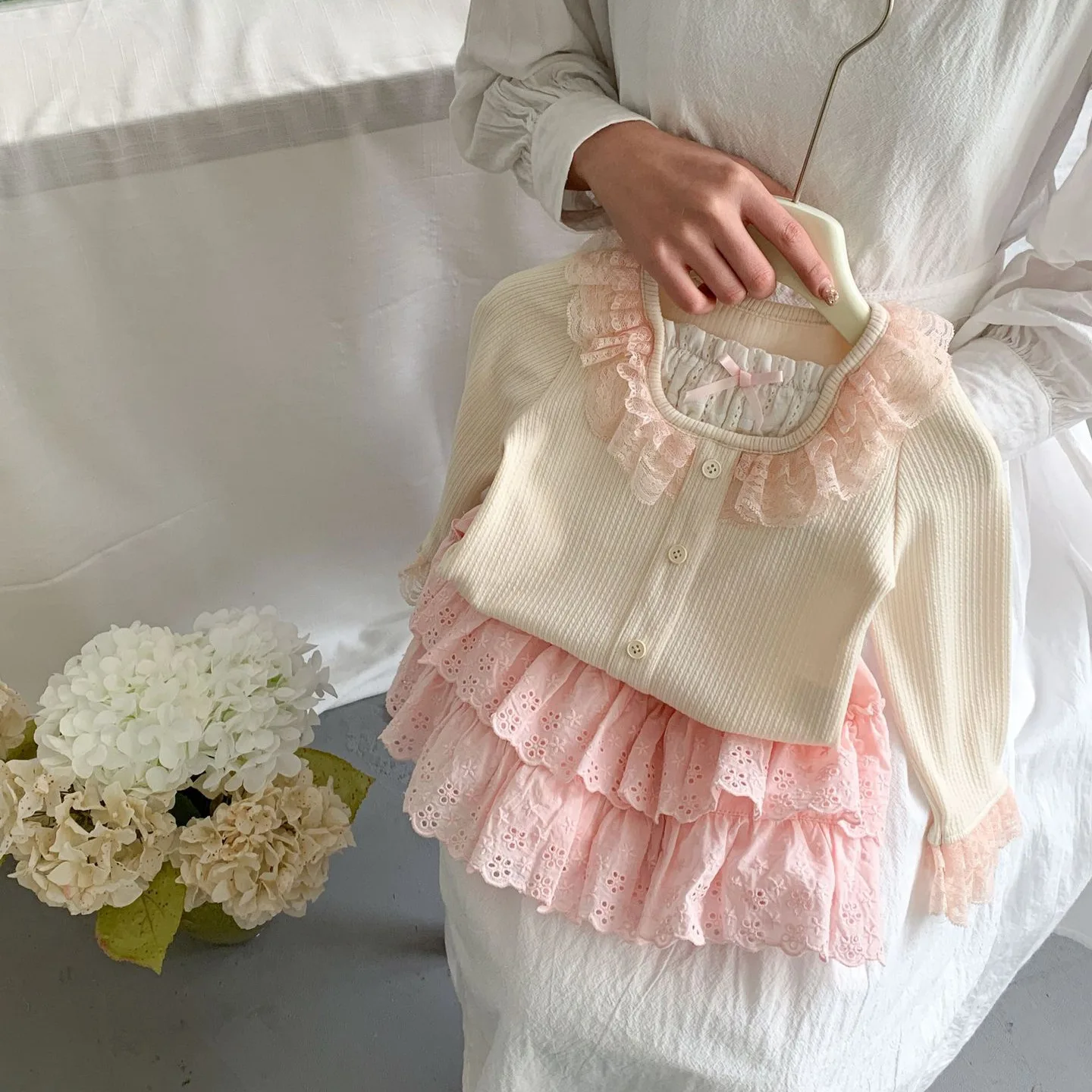 Girls Set 2025 Spring New Sweet Bow Lace Bottom Shirt Children Fashion Spring Lace Skirt Two Piece Set
Girls Set 2025 Spring New Sweet Bow Lace Bottom Shirt Children Fashion Spring Lace Skirt Two Piece Set