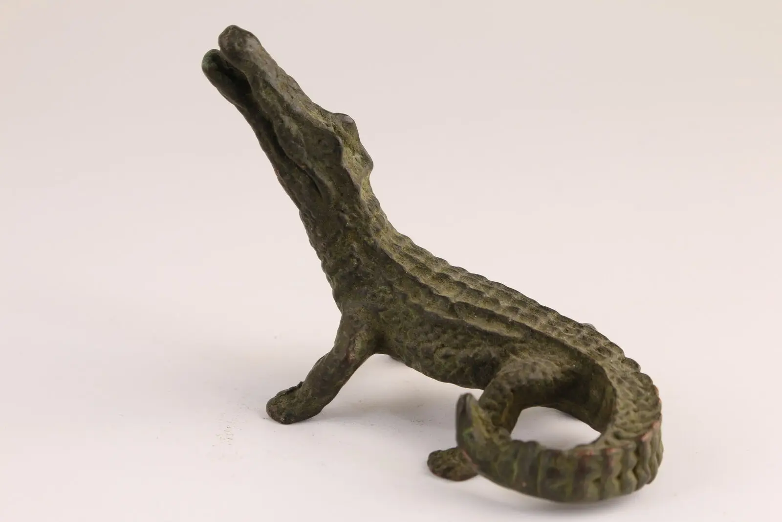 Rare Chinese bronze copper Crocodile figure Statue table decoration tea pet
Rare Chinese bronze copper Crocodile figure Statue table decoration tea pet