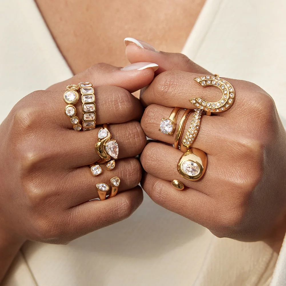 Модное экстравагантное кольцо с цирконами и имитацией бриллиантов из титановой стали с позолотой 8K. Универсальное высококачественное украшение.
Модное экстравагантное кольцо с цирконами и имитацией бриллиантов из титановой стали с позолотой 8K. Универсальное высококачественное украшение.