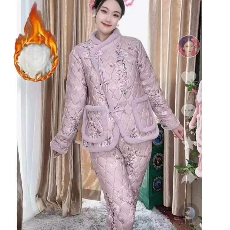 Модный и стильный флисовый утепленный теплый комплект куртки на хлопковой подкладке для женщин, новый зимний комплект из двух предметов в стиле ретро с верхом и брюками
Модный и стильный флисовый утепленный теплый комплект куртки на хлопковой подкладке для женщин, новый зимний комплект из двух предметов в стиле ретро с верхом и брюками