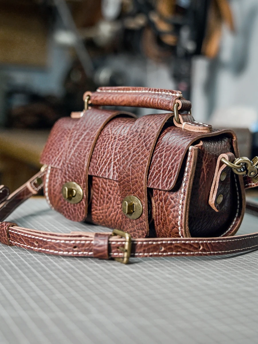 Designers handmade high-quality cow leather ladies' small handbags outdoor daily luxury genuine leather women's shoulder bag
Designers handmade high-quality cow leather ladies' small handbags outdoor daily luxury genuine leather women's shoulder bag