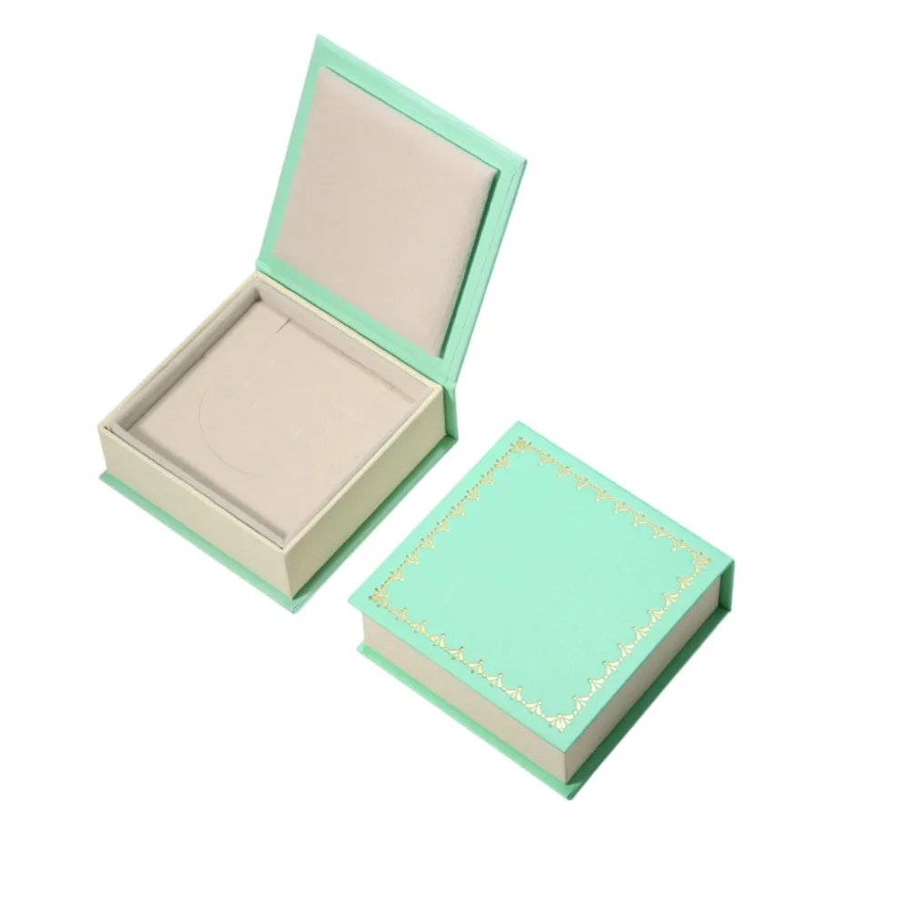 Магнитный футляр-органайзер для украшений с губчатой вставкой: квадратный портативный дорожный бокс для хранения серег, колец и ожерелий
Магнитный футляр-органайзер для украшений с губчатой вставкой: квадратный портативный дорожный бокс для хранения серег, колец и ожерелий