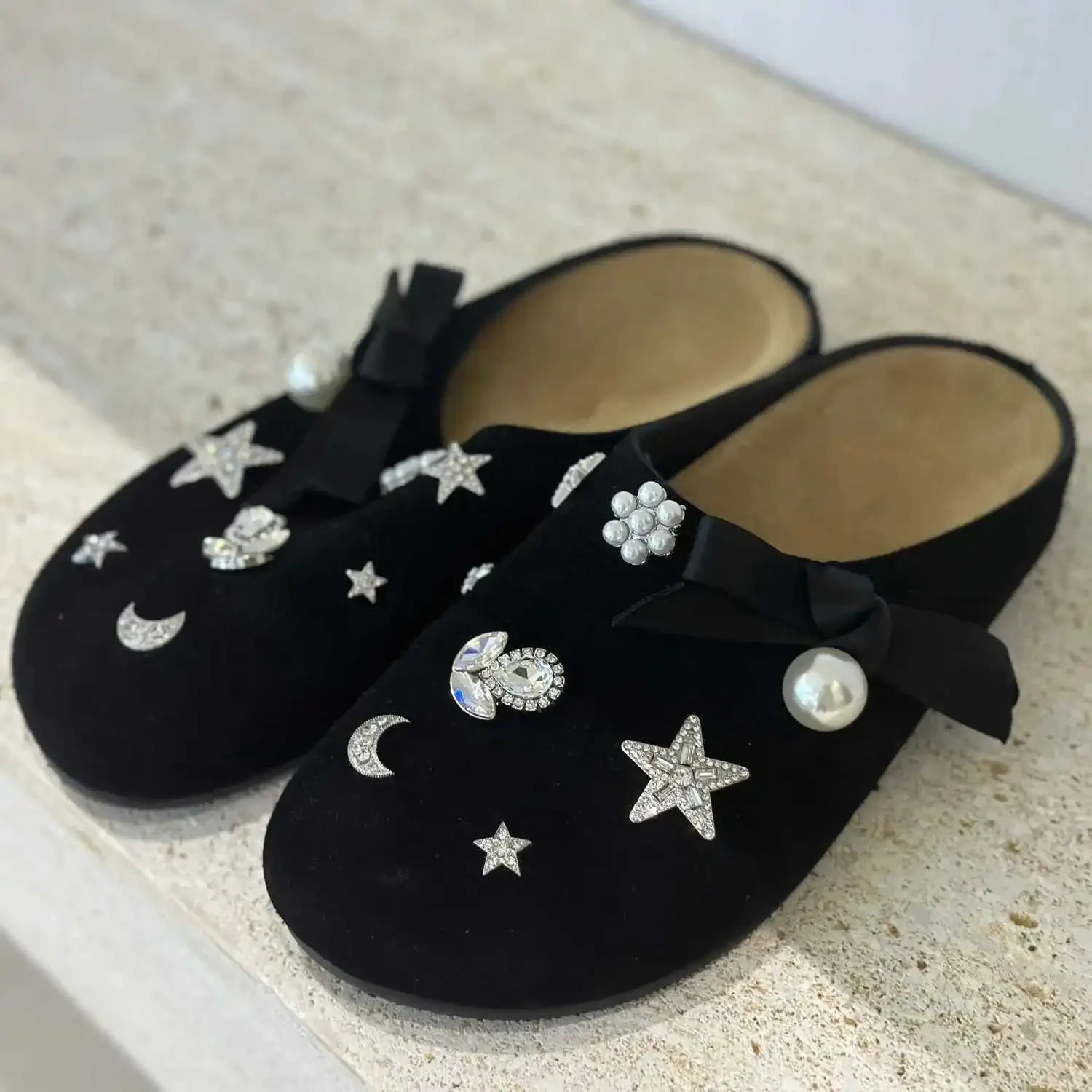 2024 new autumn niche boken slippers outdoor wear sweet cool flat shoes half slippers women's rhinestone design Bricen shoes
2024 new autumn niche boken slippers outdoor wear sweet cool flat shoes half slippers women's rhinestone design Bricen shoes