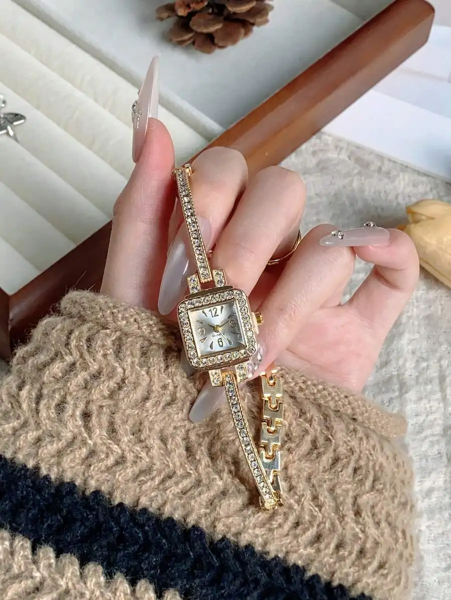 1pc Exquisite Women's Rhinestone Fine Watch Strap Square Gold Casual Versatile Quartz Wristwatch, Suitable For Everyday Wear
1pc Exquisite Women's Rhinestone Fine Watch Strap Square Gold Casual Versatile Quartz Wristwatch, Suitable For Everyday Wear