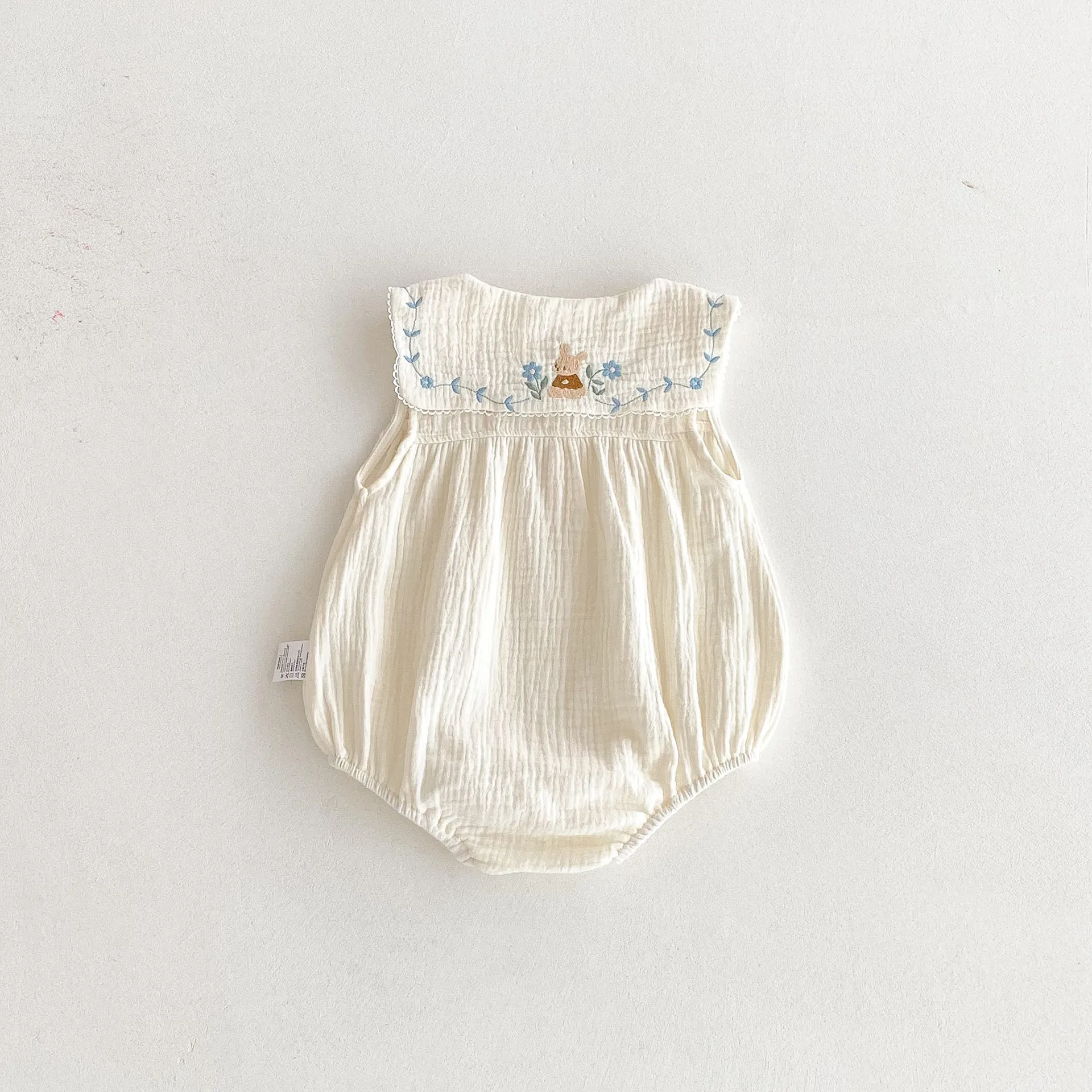 Breathable Soft Cotton Gauze Newborn Infant Baby Girl Rompers with Peterpan Collar Korean Trendy Cartoon Bear Baby Jumpsuit 
Breathable Soft Cotton Gauze Newborn Infant Baby Girl Rompers with Peterpan Collar Korean Trendy Cartoon Bear Baby Jumpsuit