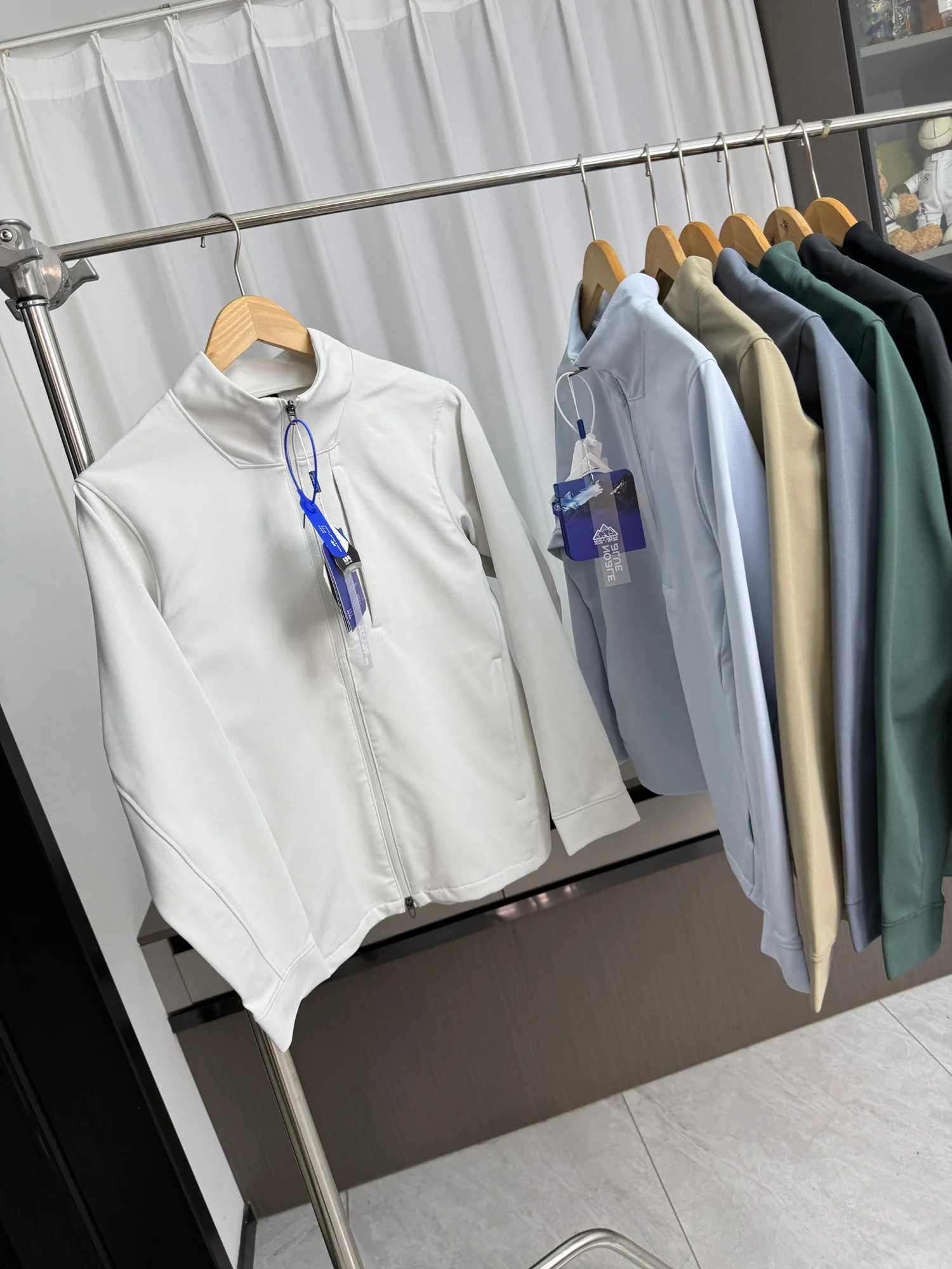 MingRui Card 3D Tailored Men's Casual Jacket Windproof Stand Collar Commuter Outerwear Fashionable Autumn Winter Coat
MingRui Card 3D Tailored Men's Casual Jacket Windproof Stand Collar Commuter Outerwear Fashionable Autumn Winter Coat