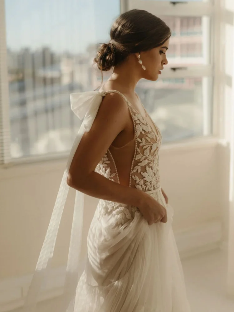 Luxury Wedding Bridal Gowns Lace Embroidery V-shaped Open Back Special Bride Wedd Dresses Shoulder Ribbon Side Slit Design
Luxury Wedding Bridal Gowns Lace Embroidery V-shaped Open Back Special Bride Wedd Dresses Shoulder Ribbon Side Slit Design