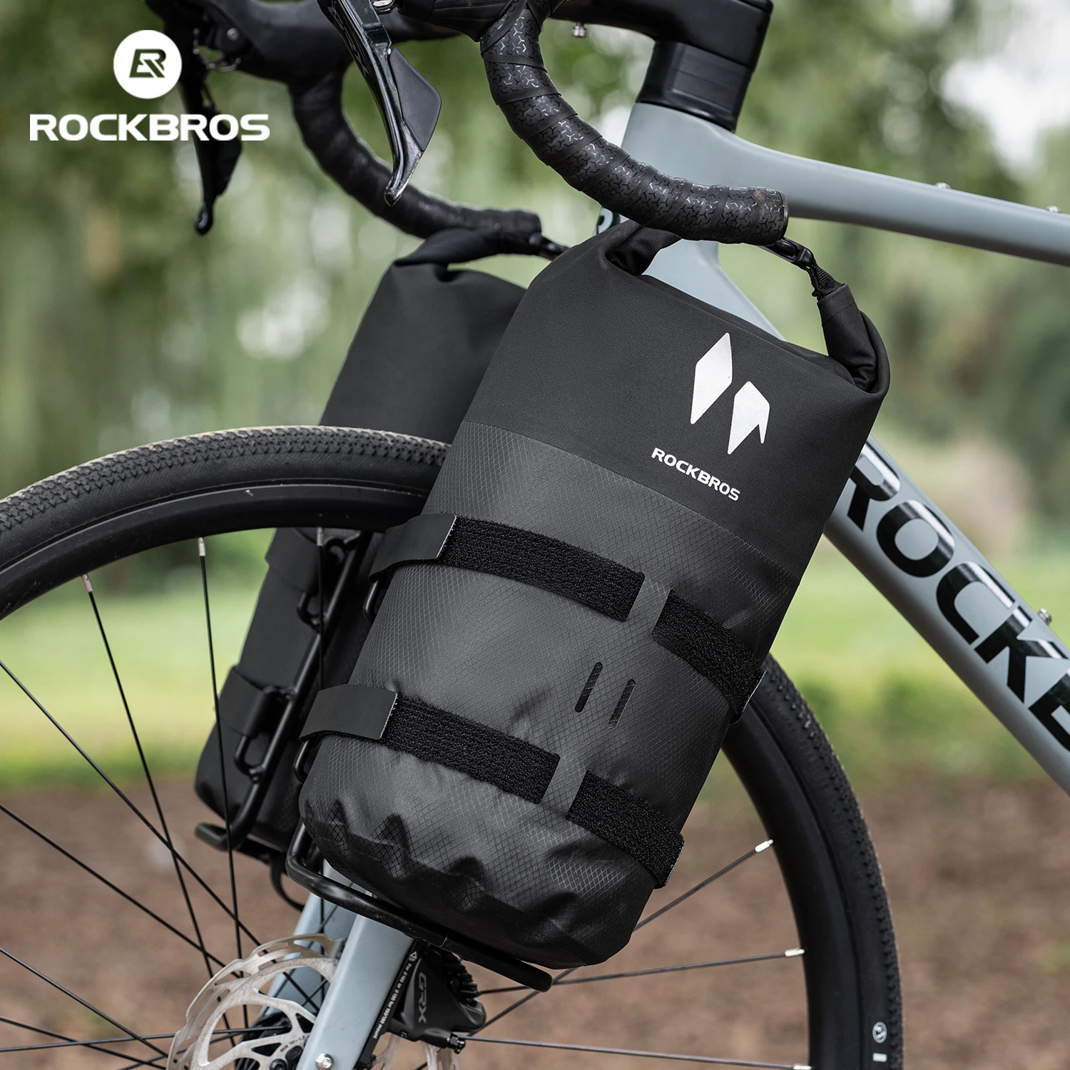ROCKBROS Bicycle Rack Bag 7L Large Capacity Seamless Fully Waterproof Bike Front Fork Rack Bag with Reflective LOGO Cycling Bag
ROCKBROS Bicycle Rack Bag 7L Large Capacity Seamless Fully Waterproof Bike Front Fork Rack Bag with Reflective LOGO Cycling Bag