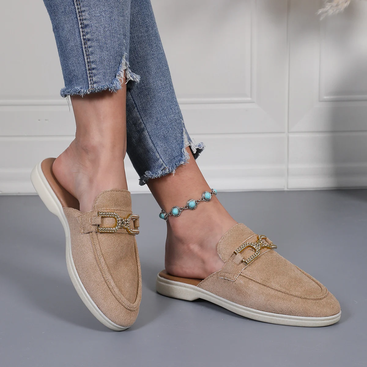 Модные женские тапочки с закрытым носком стилиста, весенне-осенние металлические декоративные тапочки для отдыха, высокое качество, легкие тапочки на плоской подошве больших размеров
Модные женские тапочки с закрытым носком стилиста, весенне-осенние металлические декоративные тапочки для отдыха, высокое качество, легкие тапочки на плоской подошве больших размеров