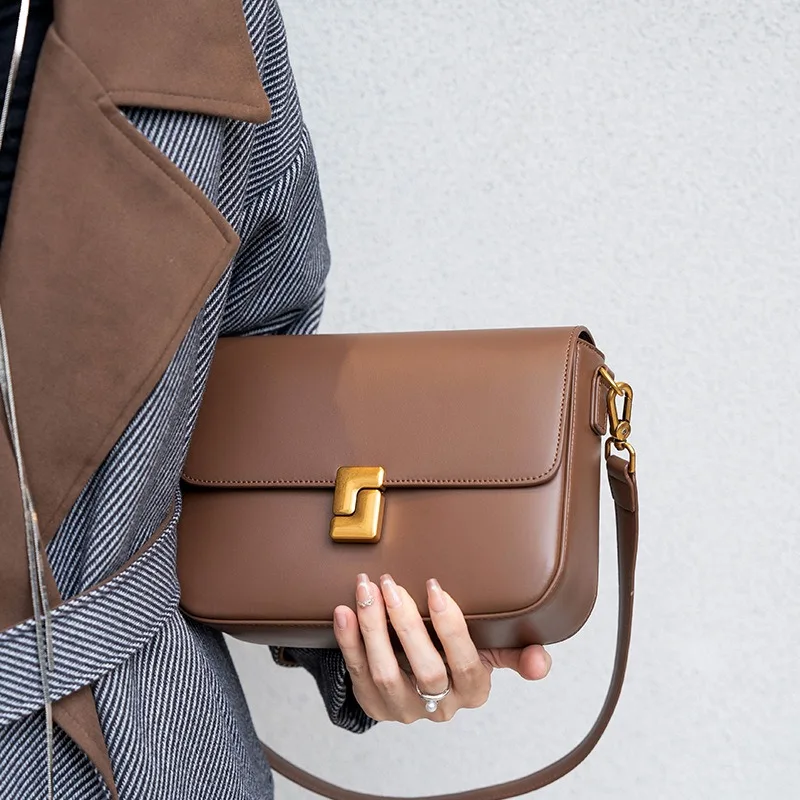 Genuine leather ladies small square bag, high quality cowhide bag, commuting fashion shoulder bag
Genuine leather ladies small square bag, high quality cowhide bag, commuting fashion shoulder bag