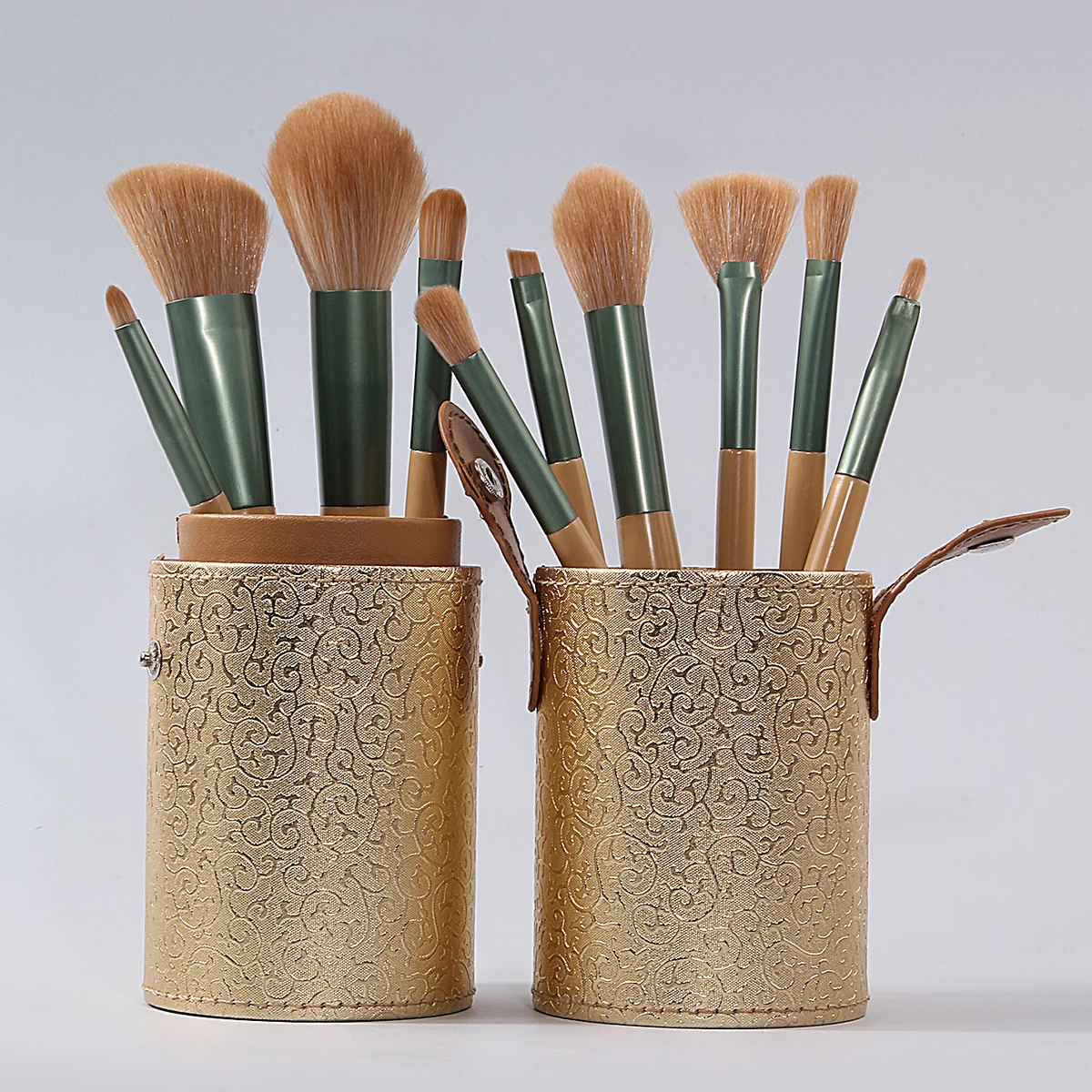 The 11PCS professional makeup brush set includes a multi-purpose makeup brush and a large-capacity makeup brush storage bucket
The 11PCS professional makeup brush set includes a multi-purpose makeup brush and a large-capacity makeup brush storage bucket