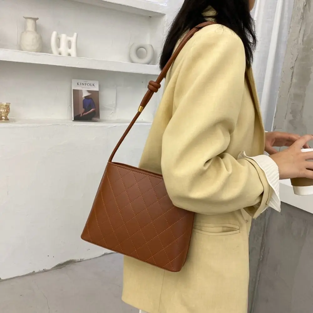Large Capacity Rhombus Plaid Tote Bag PU Leather Handbag Vintage Crossbody Bag Solid Color Underarm Bag Solid Color Shoulder Bag
Large Capacity Rhombus Plaid Tote Bag PU Leather Handbag Vintage Crossbody Bag Solid Color Underarm Bag Solid Color Shoulder Bag