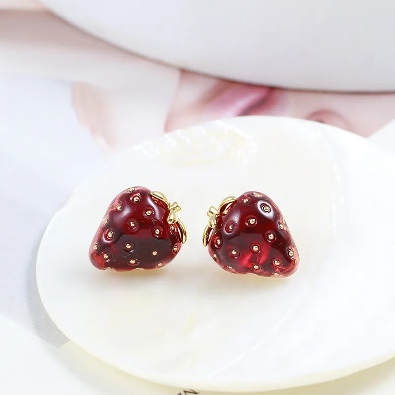 European and American style jewelry wholesale red resin three-dimensional strawberry girls cute sweet stud earrings
European and American style jewelry wholesale red resin three-dimensional strawberry girls cute sweet stud earrings