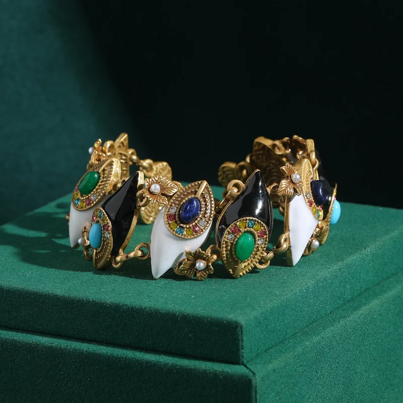 Vintage Wolf Tooth Bracelet Colored Natural Stone Antique Gold Color Accessories Luxury Designers Egyptian Jewelry Summer 2025
Vintage Wolf Tooth Bracelet Colored Natural Stone Antique Gold Color Accessories Luxury Designers Egyptian Jewelry Summer 2025