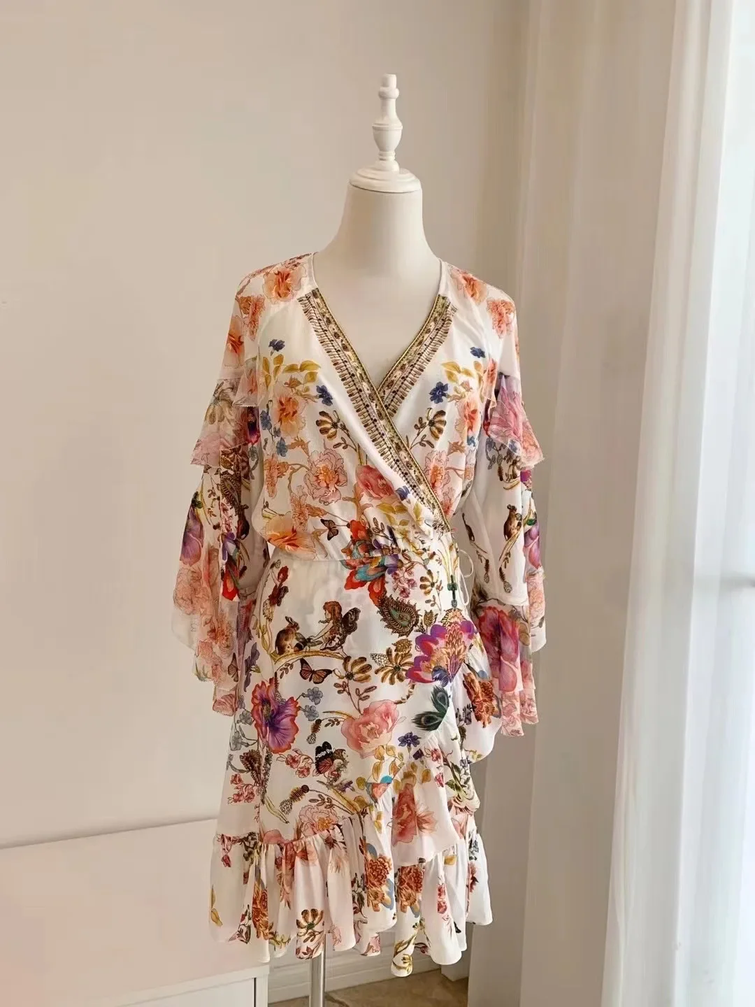 Women's Short Robe 2024 New Spring Summer 100% Silk Flower Print Beaded Backless Wrapped Waist V-Neck Casual Mini Dress
Women's Short Robe 2024 New Spring Summer 100% Silk Flower Print Beaded Backless Wrapped Waist V-Neck Casual Mini Dress
