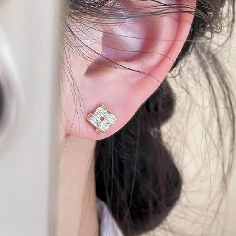 S925 Sterling Silver Retro Geometric Square Rhombus Zircon Stud Earrings for Women Fine Jewelry High Luxury Vintage Accessories
S925 Sterling Silver Retro Geometric Square Rhombus Zircon Stud Earrings for Women Fine Jewelry High Luxury Vintage Accessories
